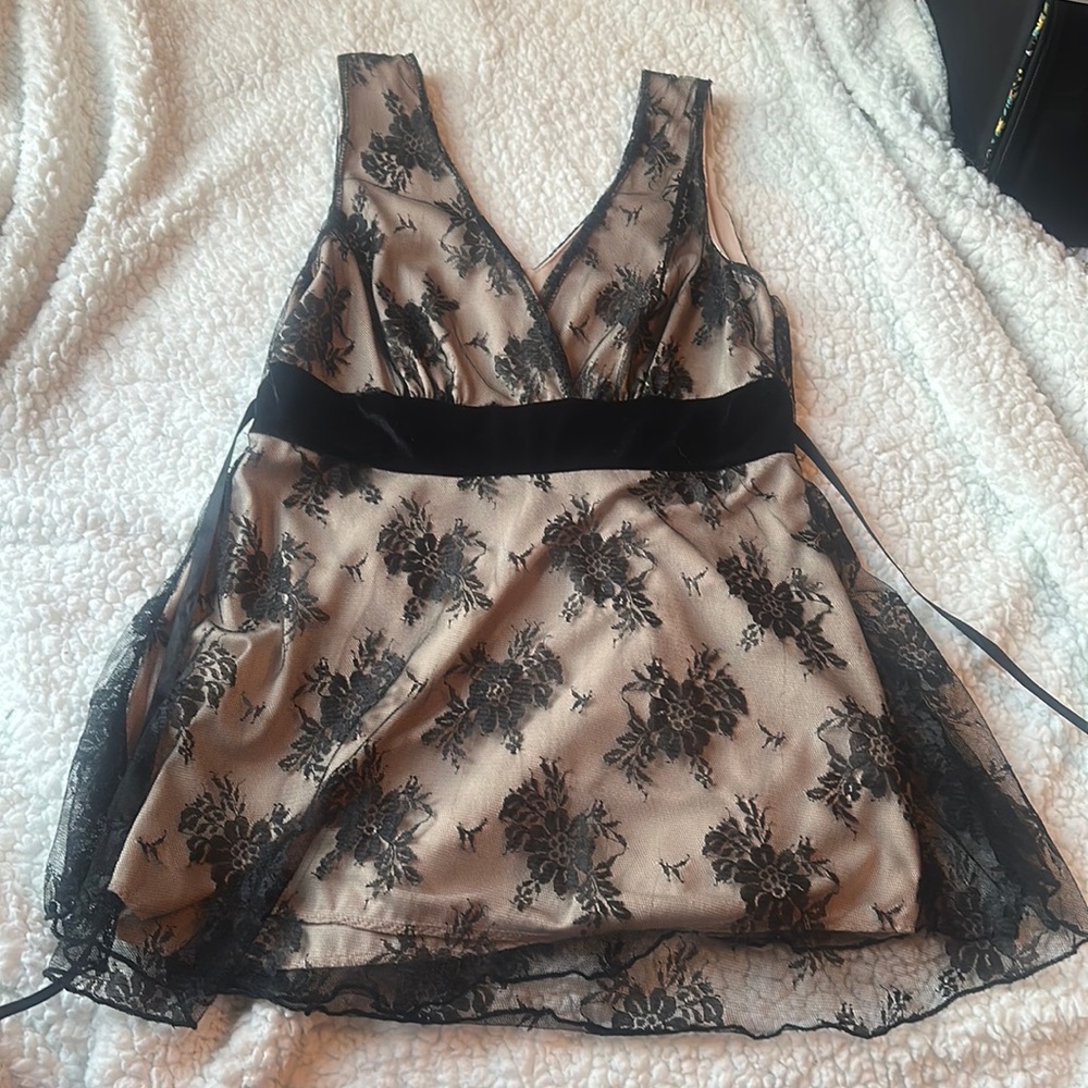 Size L lined lace sleeveless top